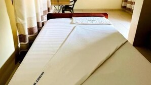 Habitación individual Deluxe, vista al jardín | Wifi gratis, decoración personalizada y muebles diferentes 