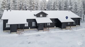 A snow-covered lodge with multiple cabins, a covered walkway, and a parking area. - Yläkasi C by Holiday in Lapland (Levi)