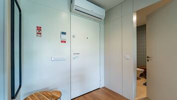 Een moderne badkamer met toilet, wastafel en douche.