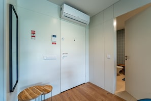 Un baño moderno con inodoro, lavamanos y zona de ducha.