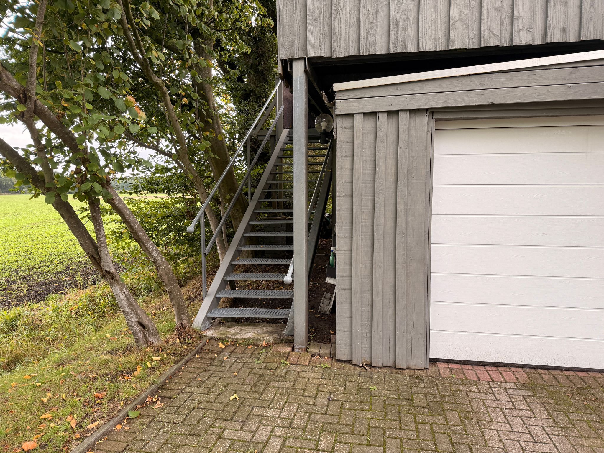 En garage med en metal trappe op til et køretøj.