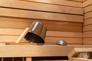 Een houten constructie met een metalen voorwerp en een kleiner metalen object op een plank.