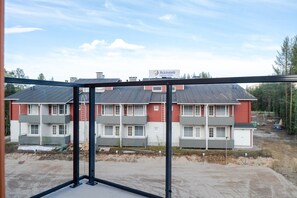 Ein mehrstöckiges Gebäude mit Balkonen, einem Schild für Lapland Hotels und einer Baustelle im Vordergrund.
