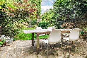 Outdoor dining - The Canonbury Garden Retreat, by Veeve (London)