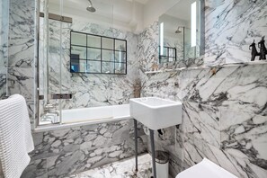 Bathroom - The Canonbury Garden Retreat, by Veeve (London)