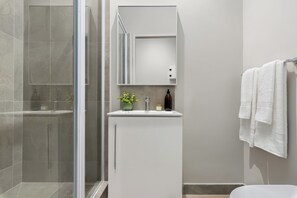 Basic-Studio, Stadtblick | Badezimmer | Kostenlose Toilettenartikel, Toilettenpapier