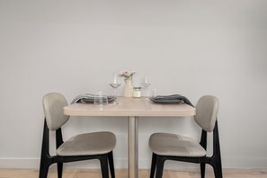 Basic-Doppel- oder -Zweibettzimmer, Stadtblick | Wohnbereich