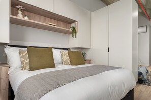 Classic-Doppelzimmer, Bergblick | Schreibtisch, laptopgeeigneter Arbeitsplatz, kostenloses WLAN