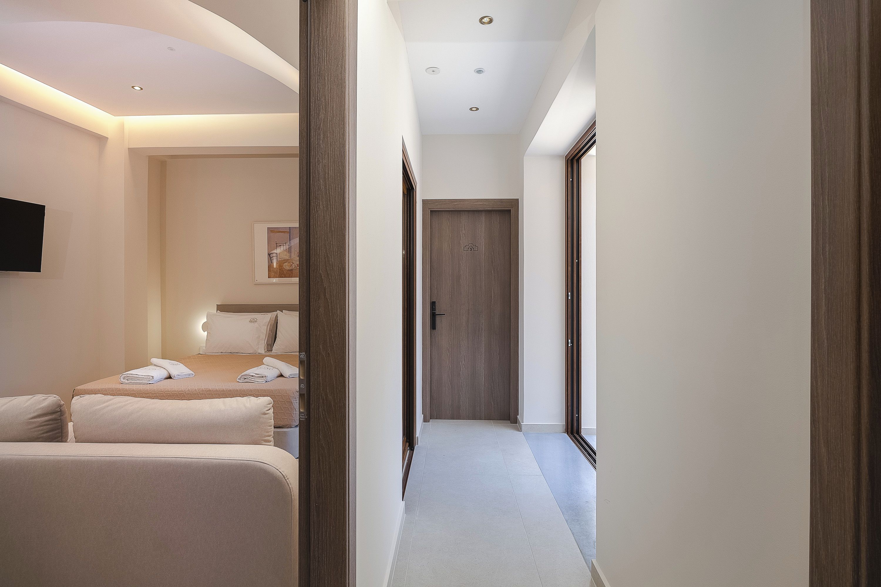 Ein Hotelzimmer mit einem Bett, einem Schreibtisch und einem Stuhl.