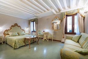 A room with a bed, a sofa, a table, and a mirror. - Casa Guggenheim (Venezia)