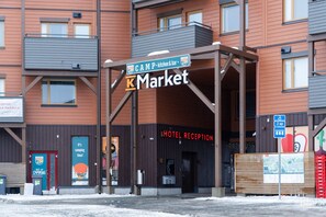 Eine Hotelrezeption mit einem Schild für die CAMP Küche & Bar und einen Markt.
