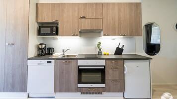 Coffee/tea maker, fridge, microwave, oven