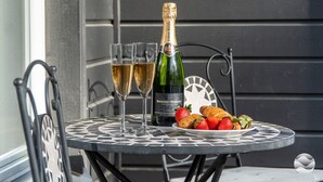 Et bord med to champagneglas, en flaske Bernard Massart Chardonnay og et fad med jordbær.