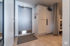 Ein Flur mit einer Schiebetür, einem Kleiderschrank und einer eingebauten Regaleinheit.