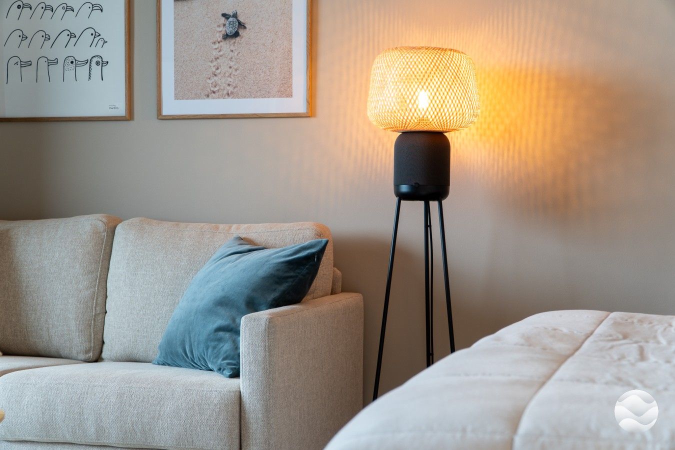 Una habitación con sofá, lámpara de pie y cama.