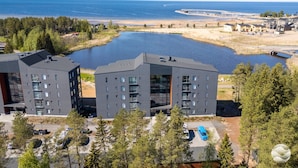 Un moderno complejo de apartamentos con vistas a un lago y al mar.