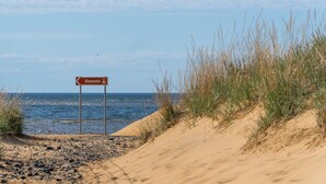 Una playa con un letrero que indica una zona accesible para sillas de ruedas.