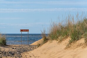A beach with a sign indicating a wheelchair-accessible area. - Marinan Portin Majakka B46 by Holiday in Kalajoki (Kalajoki)