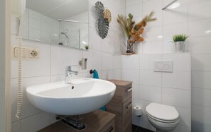 Bathroom - Vrbo Property (Putten)