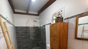 Shower, hair dryer, towels, soap - Vrbo Property (Le Diamant)