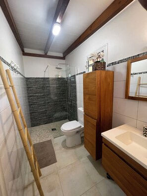 Douche, sèche-cheveux, serviettes fournies, savon