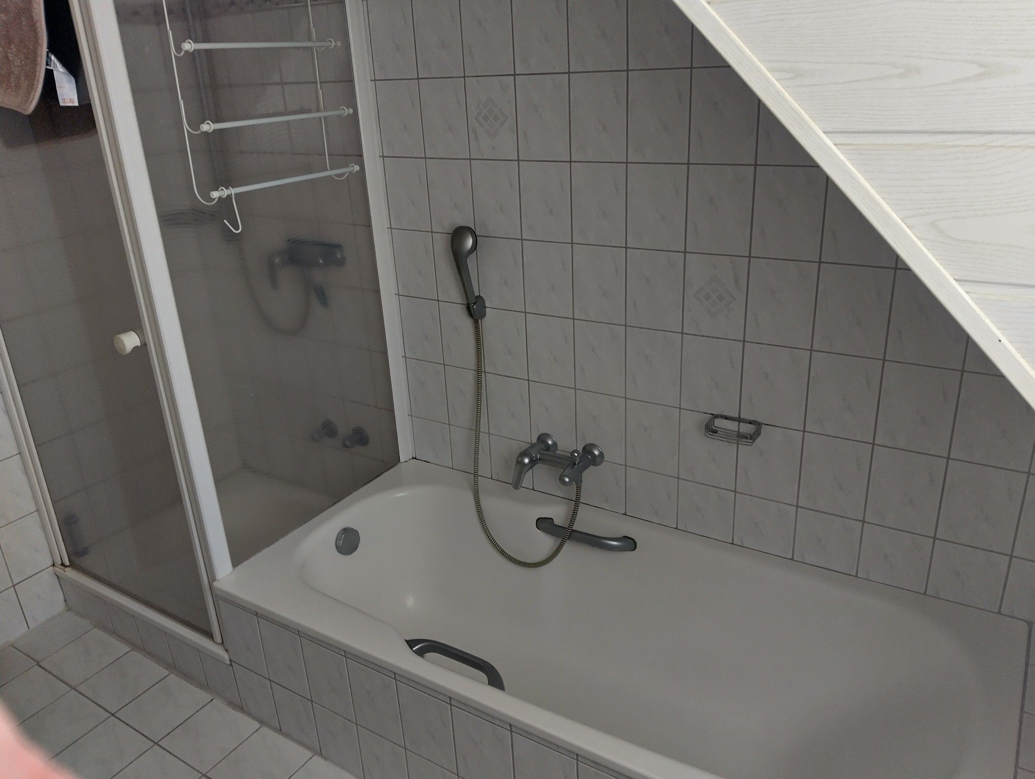 Ein Badezimmer mit einer Badewanne, einer Dusche und einer Toilette.