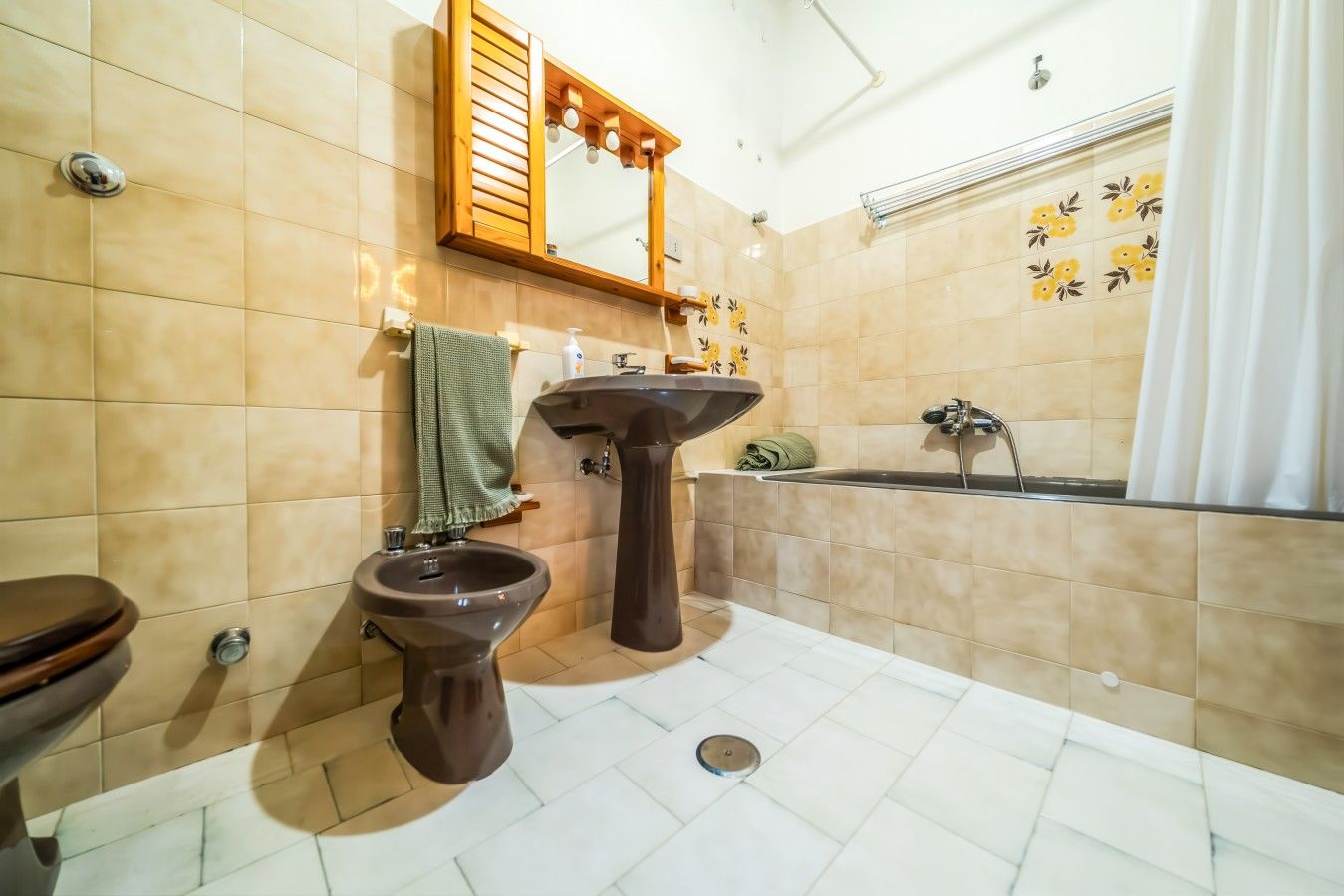 Un bagno con WC, bidet, lavandino e doccia.