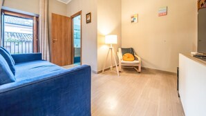 Une pièce comprenant un lit, une chaise, un bureau et une lampe.