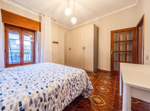 Desk, iron/ironing board, WiFi, bed sheets