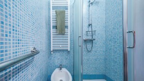 Ferienhaus, Balkon, Stadtblick | Badezimmer