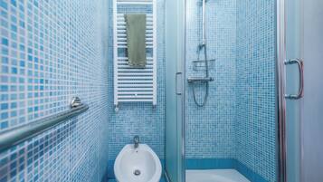 Casa, balcón, vista a la ciudad | Baño
