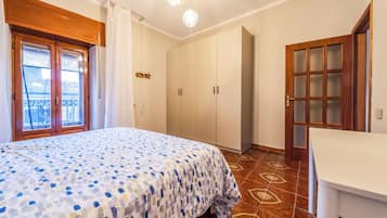 Casa, balcón, vista a la ciudad | Tabla de planchar con plancha y wifi gratis