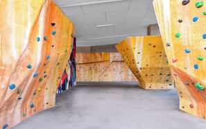 Un mur d’escalade intérieur offrant de nombreux parcours et points d’ancrage.
