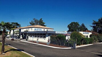 Un edificio con un letrero que indica que es un hotel y un restaurante.