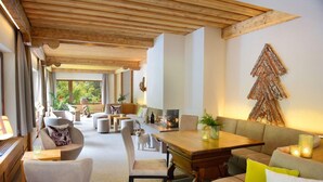 Un salón comedor amplio con techo de madera, una mesa de comedor y asientos cómodos.