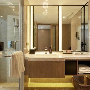 A modern bathroom with a glass shower enclosure, a large mirror, and a vanity with a towel rack. - Xiamen United Hotel (Xiamen)
