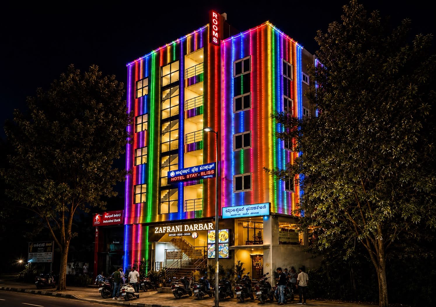 Un edificio de varios pisos con un letrero del hotel 'ZAFRANI DARBAR', que presenta una escalera y una entrada visible.