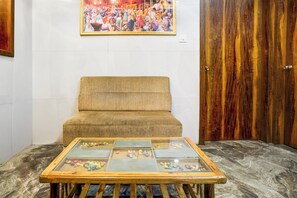 Una habitación con sofá y una mesa de vidrio decorada con guijarros de colores.
