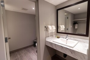 Bathroom - Bcm Inns Fort Mcmurray - Downtown (Fort McMurray)