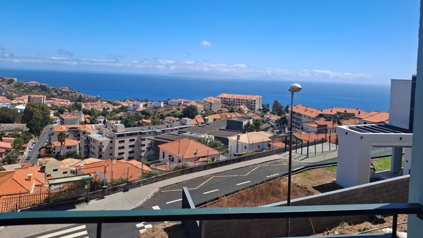A coastal town with buildings, roads, and a clear view of the sea. - Apartment 'Azenha View' with Sea View, Balcony and Wi-Fi (Caniço)