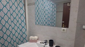 A bathroom with a white sink, a mirror, and a towel rack. - Apartment 'Azenha View' with Sea View, Balcony and Wi-Fi (Caniço)