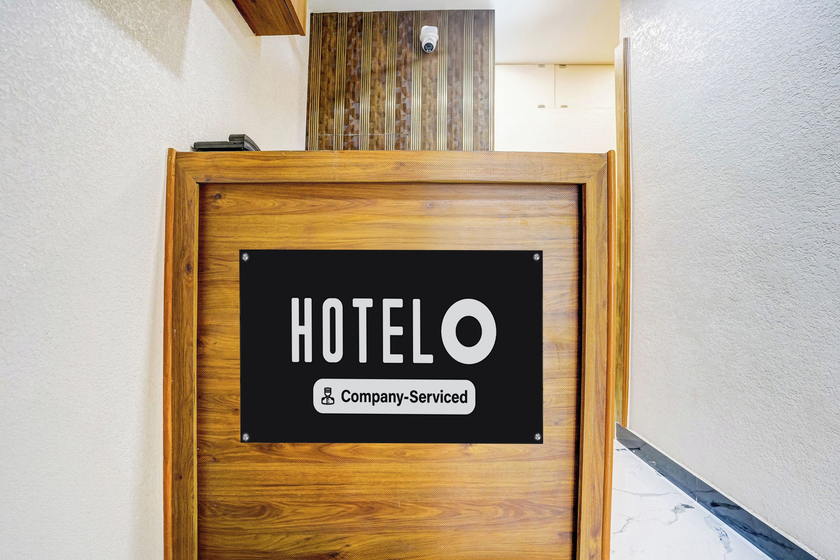 Uma porta de madeira com uma placa que diz 'HOTELO' e 'Serviços para Empresas'.