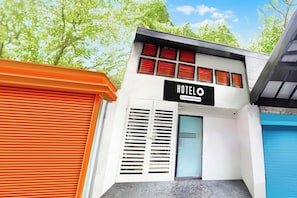 Hotel con aviso de servicio para empresa.