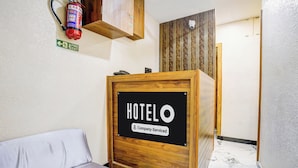 Ein Hotel-Rezeptionsschalter mit einem Schild, das angibt, dass er betrieblich genutzt wird.