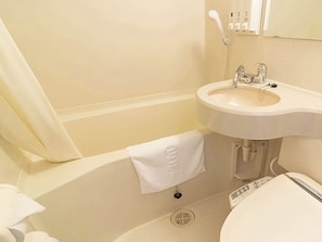 Een badkamer met een bad, een wastafel en een toilet.