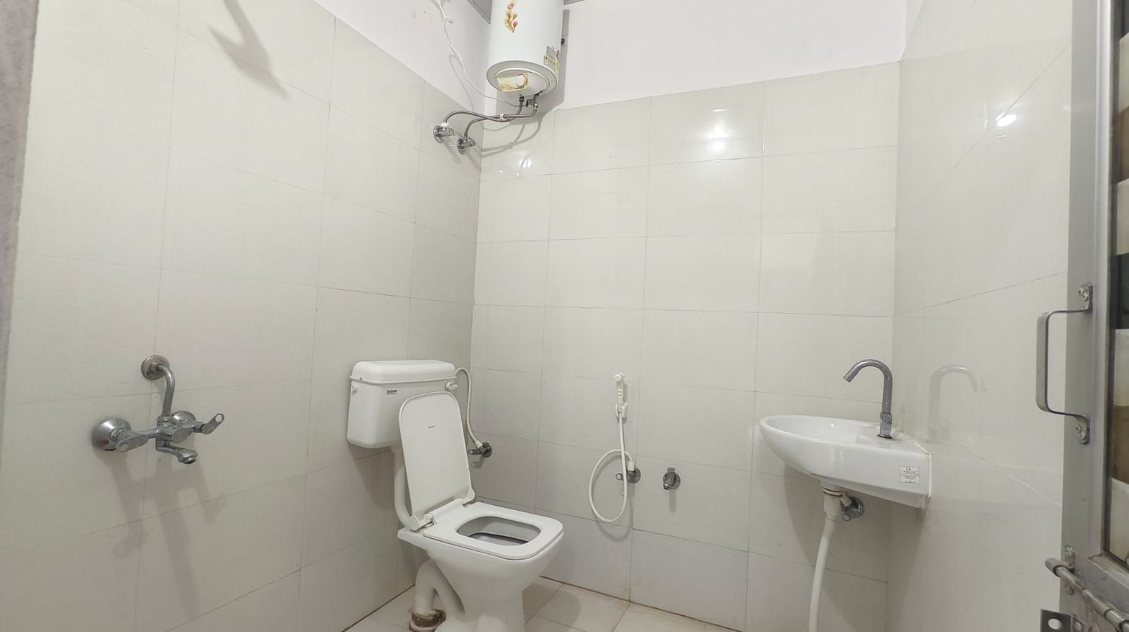 Un baño con inodoro, lavamanos y ducha.