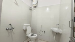 Phòng 4 Deluxe | Phòng tắm | Vòi sen/bồn tắm kết hợp, khăn tắm, xà phòng 