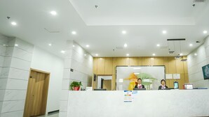 A reception area with a wooden door, a reception desk, and a large window. - Greentree Inn Express Xuzhou Pizhou Tiefu Town Bus Station (Xuzhou)