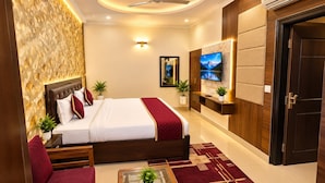 Desk, laptop workspace, free WiFi - HOTEL GLOBAL REDIANCE DELHI AIRPORT  (New Delhi)