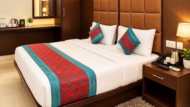 Desk, laptop workspace, free WiFi - HOTEL GLOBAL REDIANCE DELHI AIRPORT  (New Delhi)